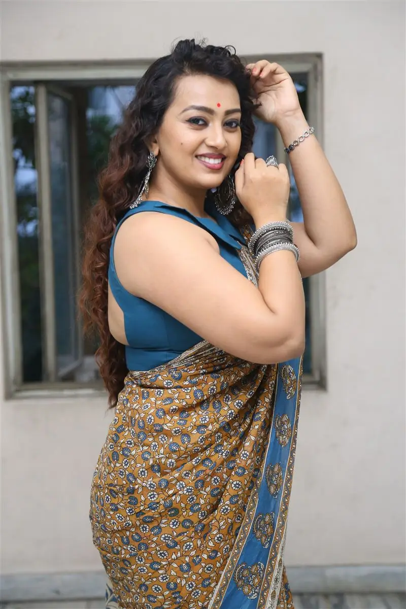 Ester Noronha In Green Saree Blue Sleeveless Blouse